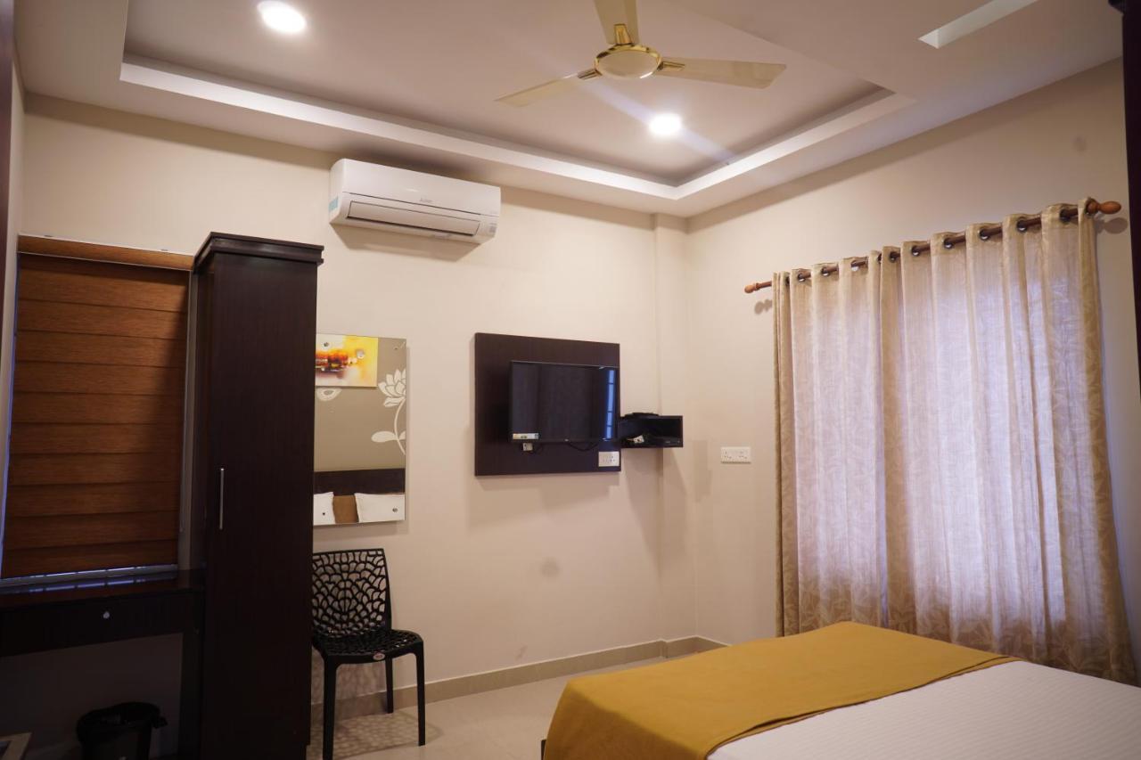 Metro Residency Hotel Kochi Buitenkant foto