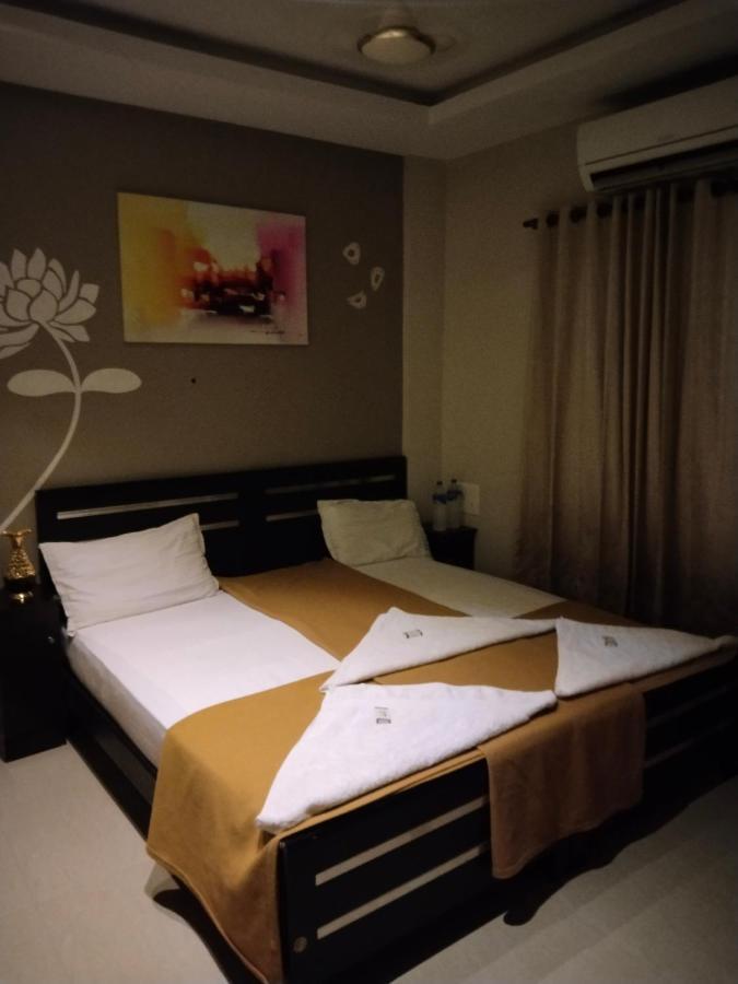 Metro Residency Hotel Kochi Buitenkant foto