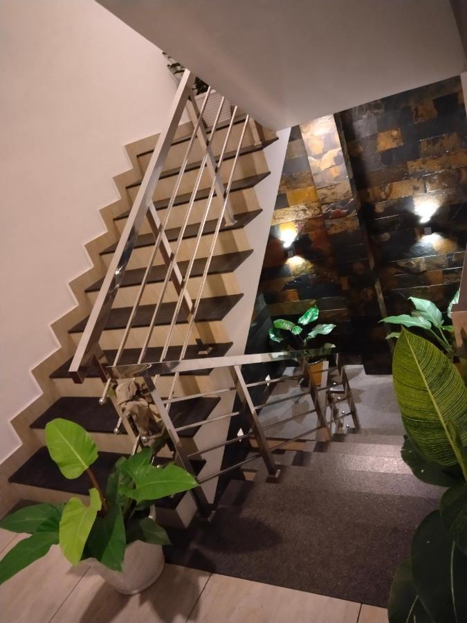 Metro Residency Hotel Kochi Buitenkant foto