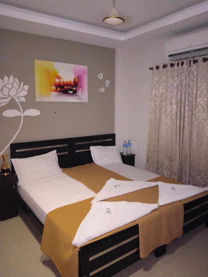 Metro Residency Hotel Kochi Buitenkant foto