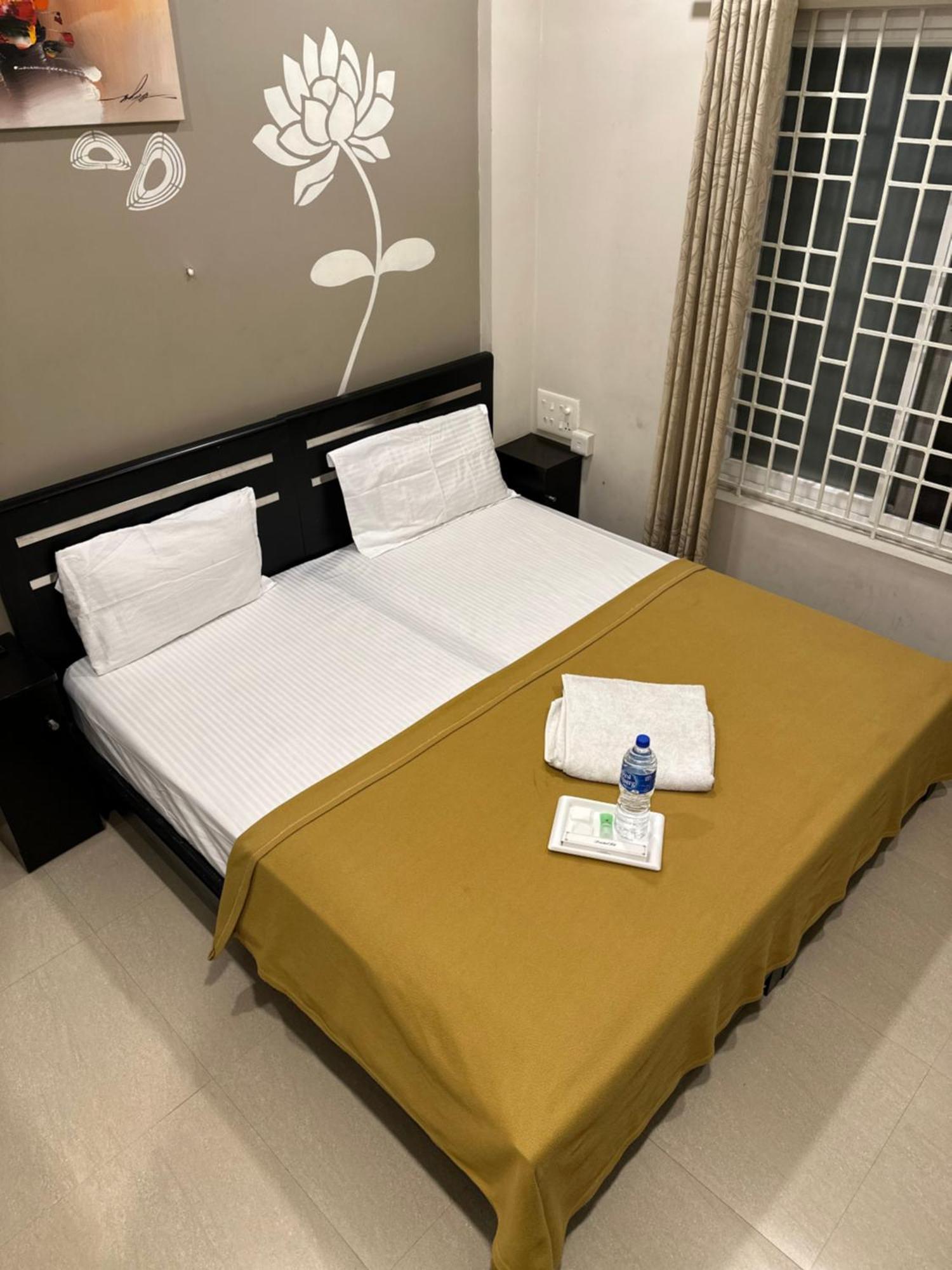 Metro Residency Hotel Kochi Buitenkant foto