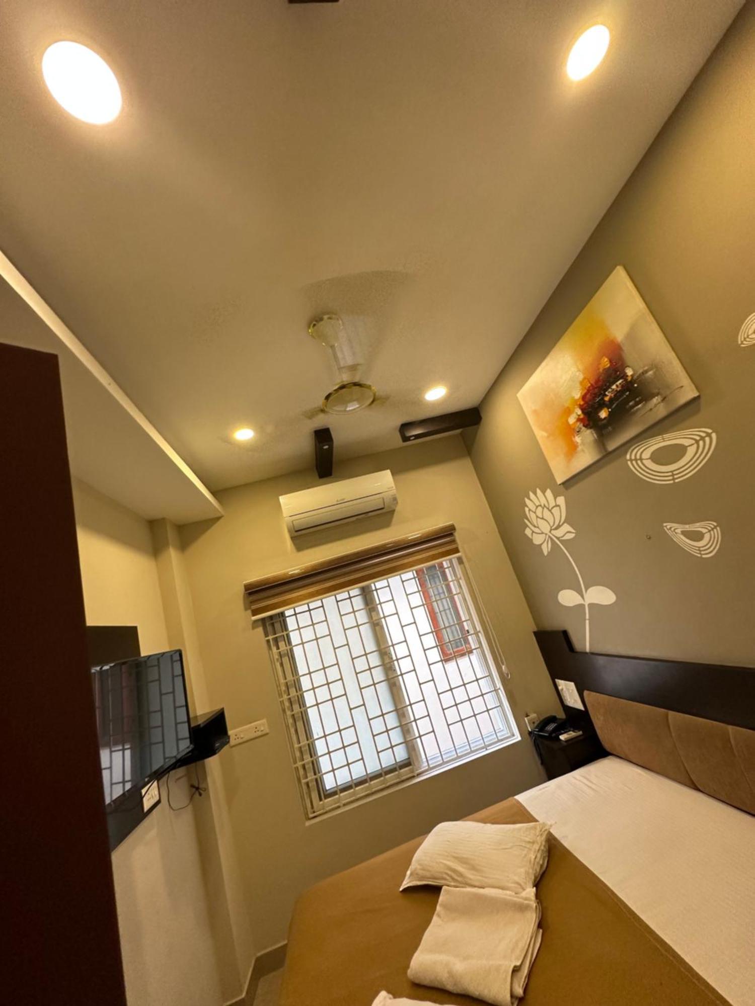 Metro Residency Hotel Kochi Buitenkant foto