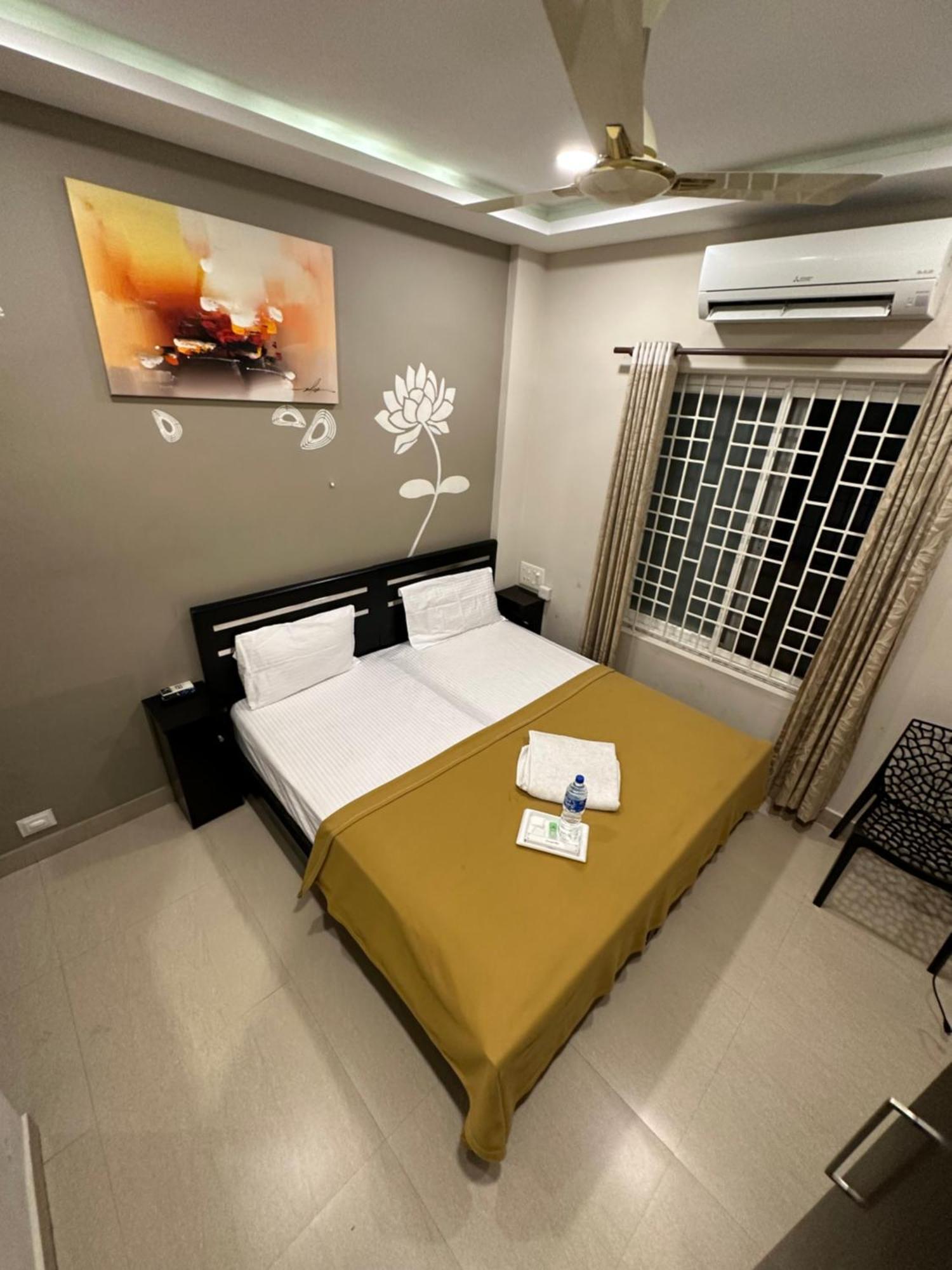 Metro Residency Hotel Kochi Buitenkant foto