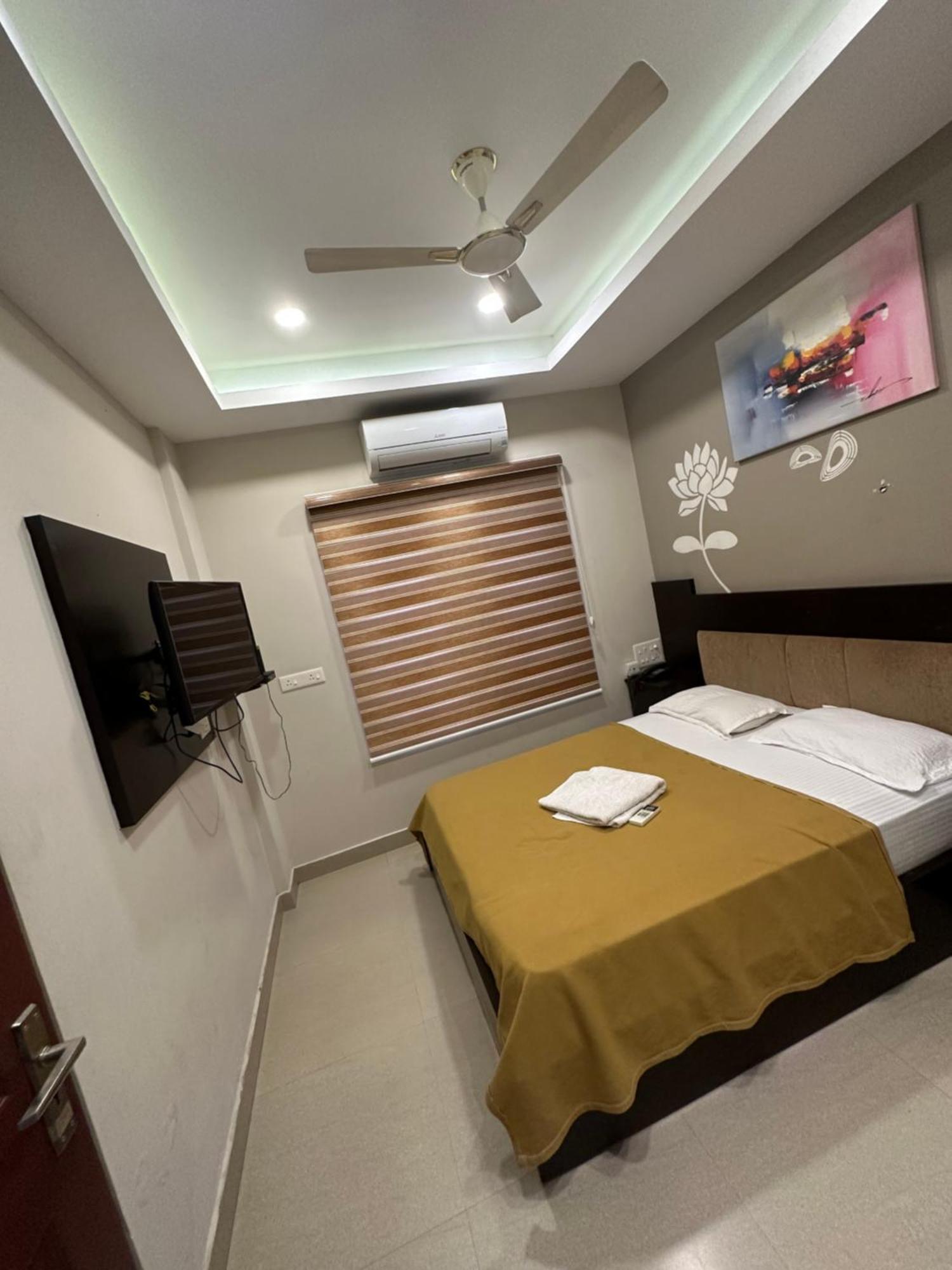 Metro Residency Hotel Kochi Buitenkant foto
