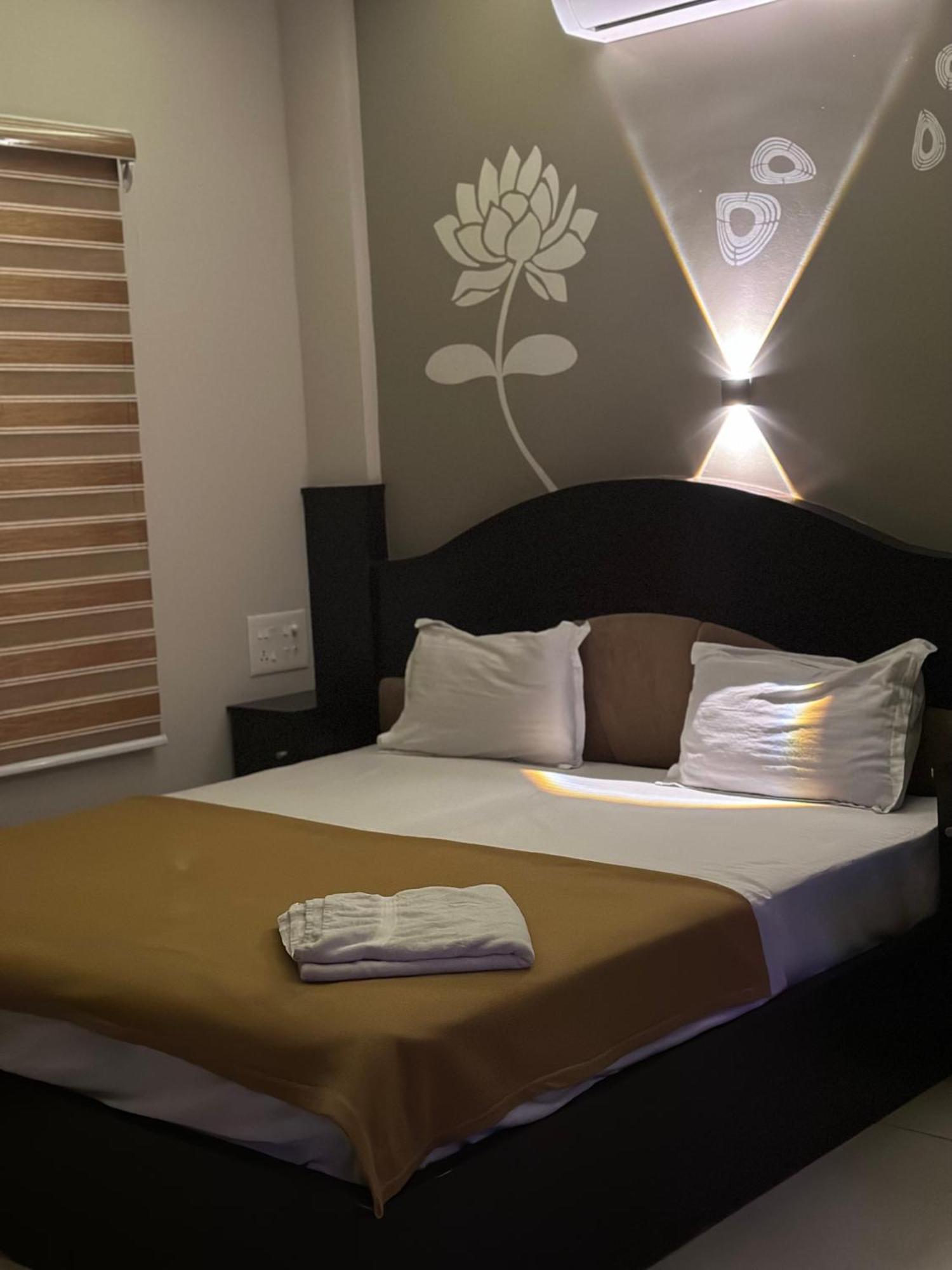 Metro Residency Hotel Kochi Buitenkant foto