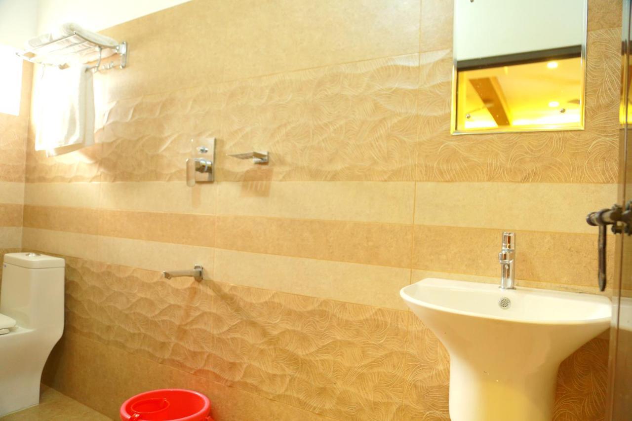 Metro Residency Hotel Kochi Buitenkant foto