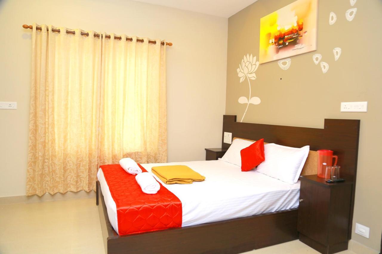 Metro Residency Hotel Kochi Buitenkant foto