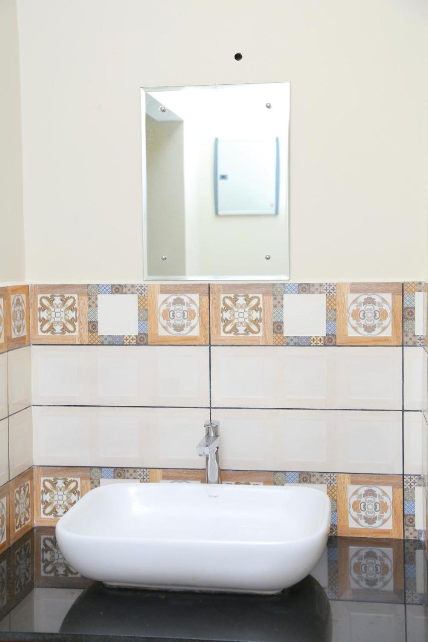 Metro Residency Hotel Kochi Buitenkant foto