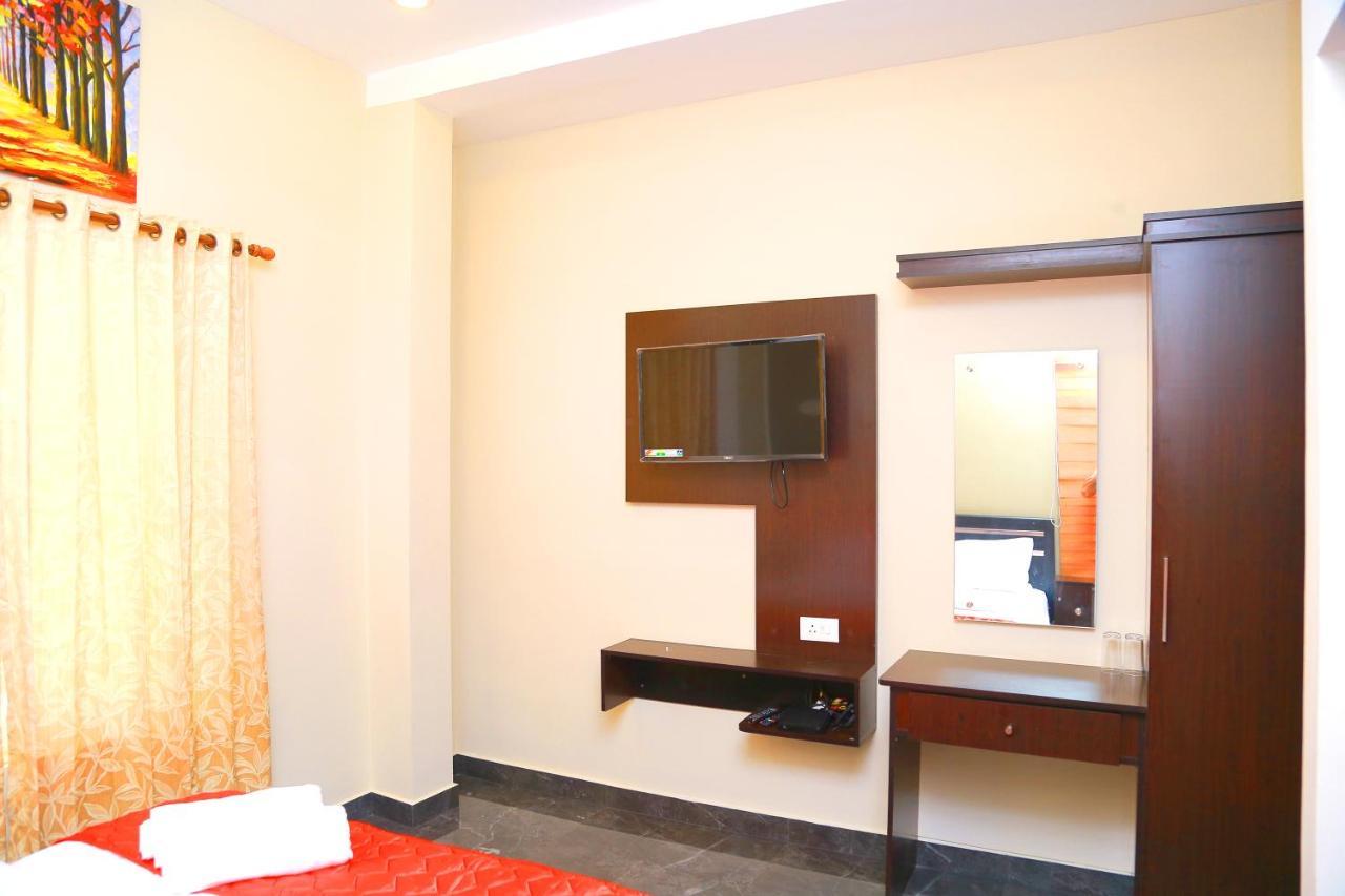 Metro Residency Hotel Kochi Buitenkant foto