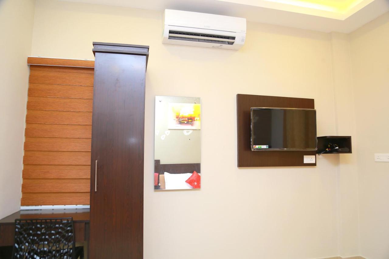 Metro Residency Hotel Kochi Buitenkant foto
