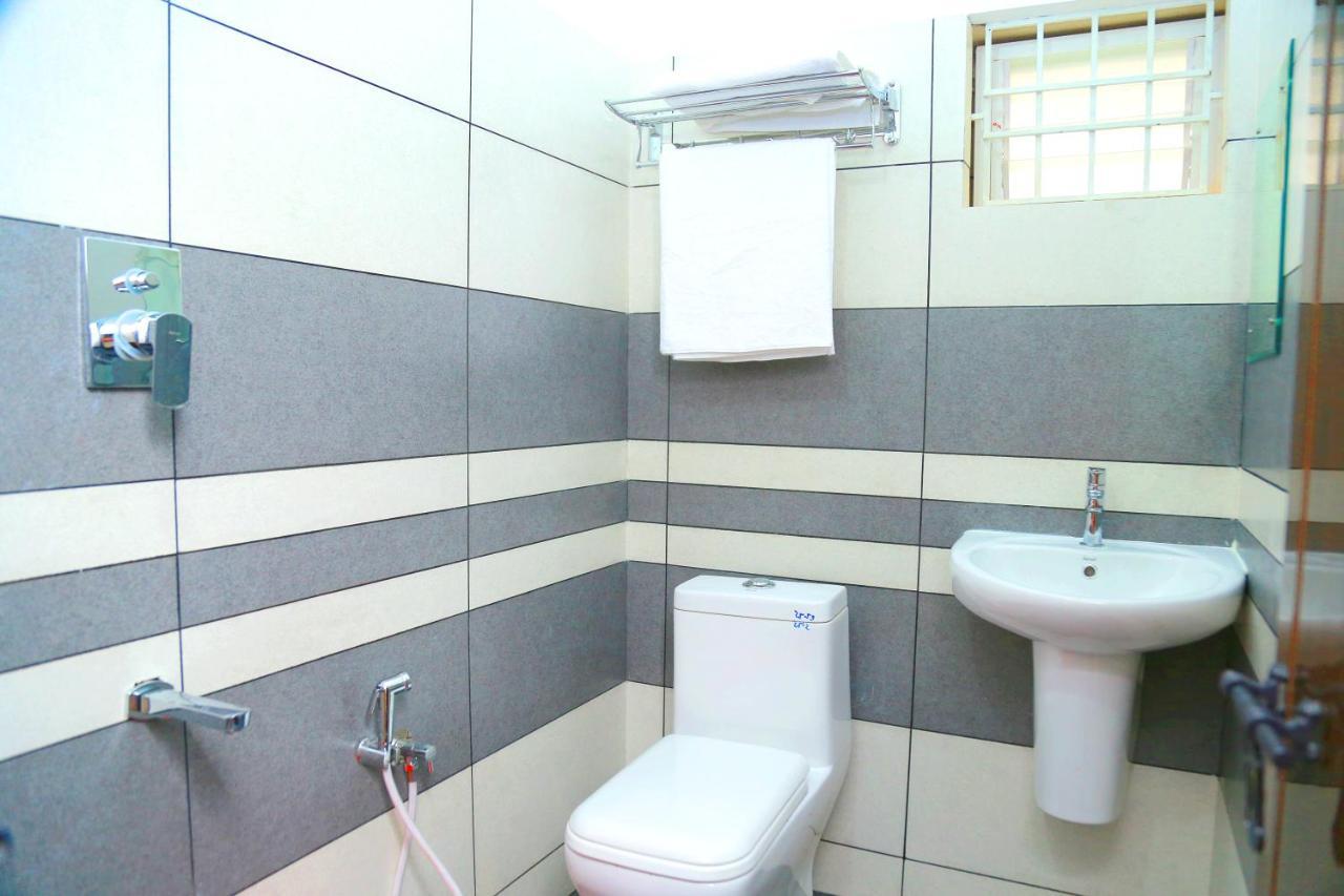Metro Residency Hotel Kochi Buitenkant foto