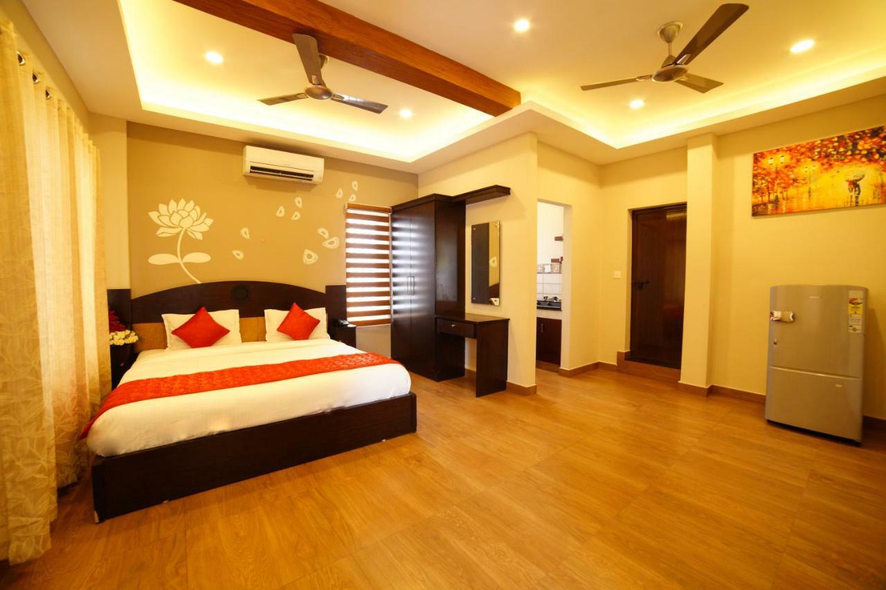 Metro Residency Hotel Kochi Buitenkant foto