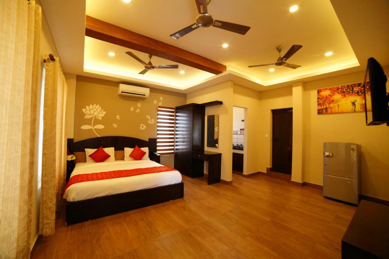 Metro Residency Hotel Kochi Buitenkant foto